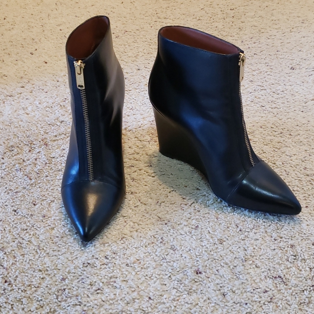 MARC JACOBS black leather ankle wedge boots w zippers